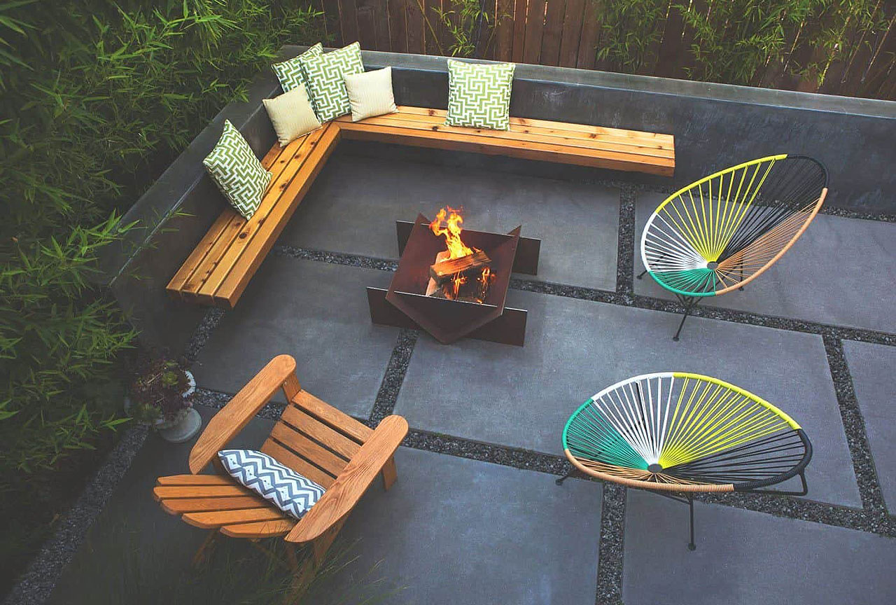Modern-backyard-with-wooden-bench-and-metal-outdoor-fire-pit