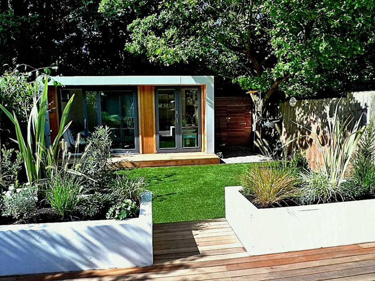 Modern-Backyard-Design-Deck-Raised-Planter-Summer-House-2