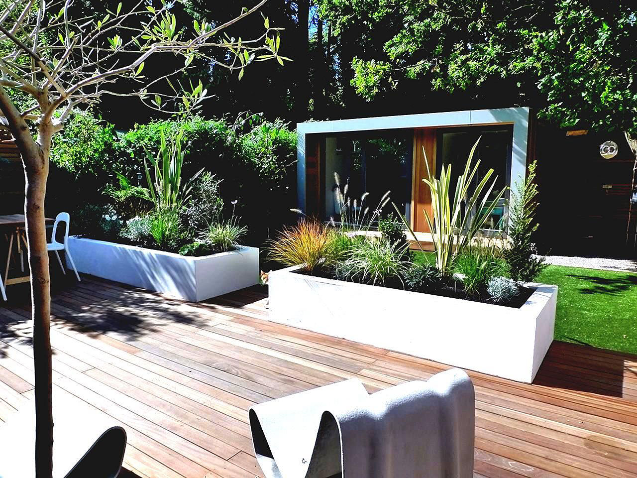 Modern-Backyard-Design-Deck-Raised-Planter-Summer-House