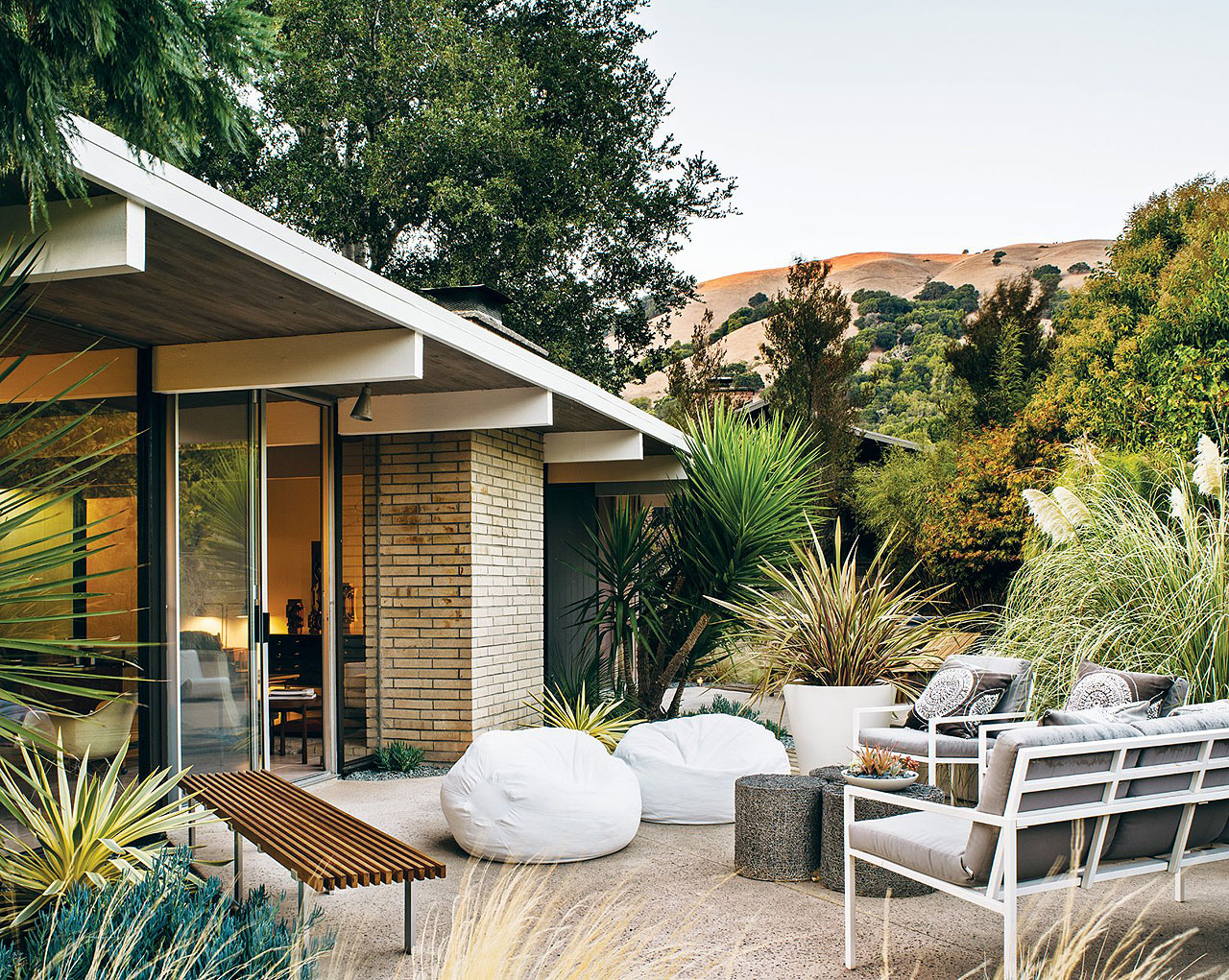 Modern-Backyard-landscaping-and-multiple-furniture