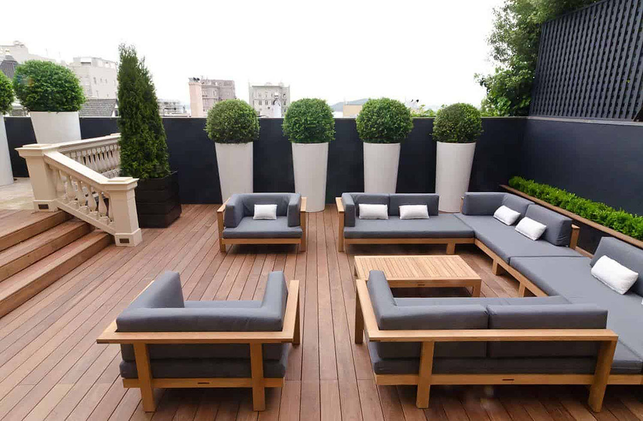 Modern-Outdoor-Patio-Design-Large-Open-Roof-Terrace-Seating