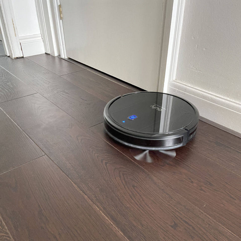 RoboVac G10 Hybrid in action