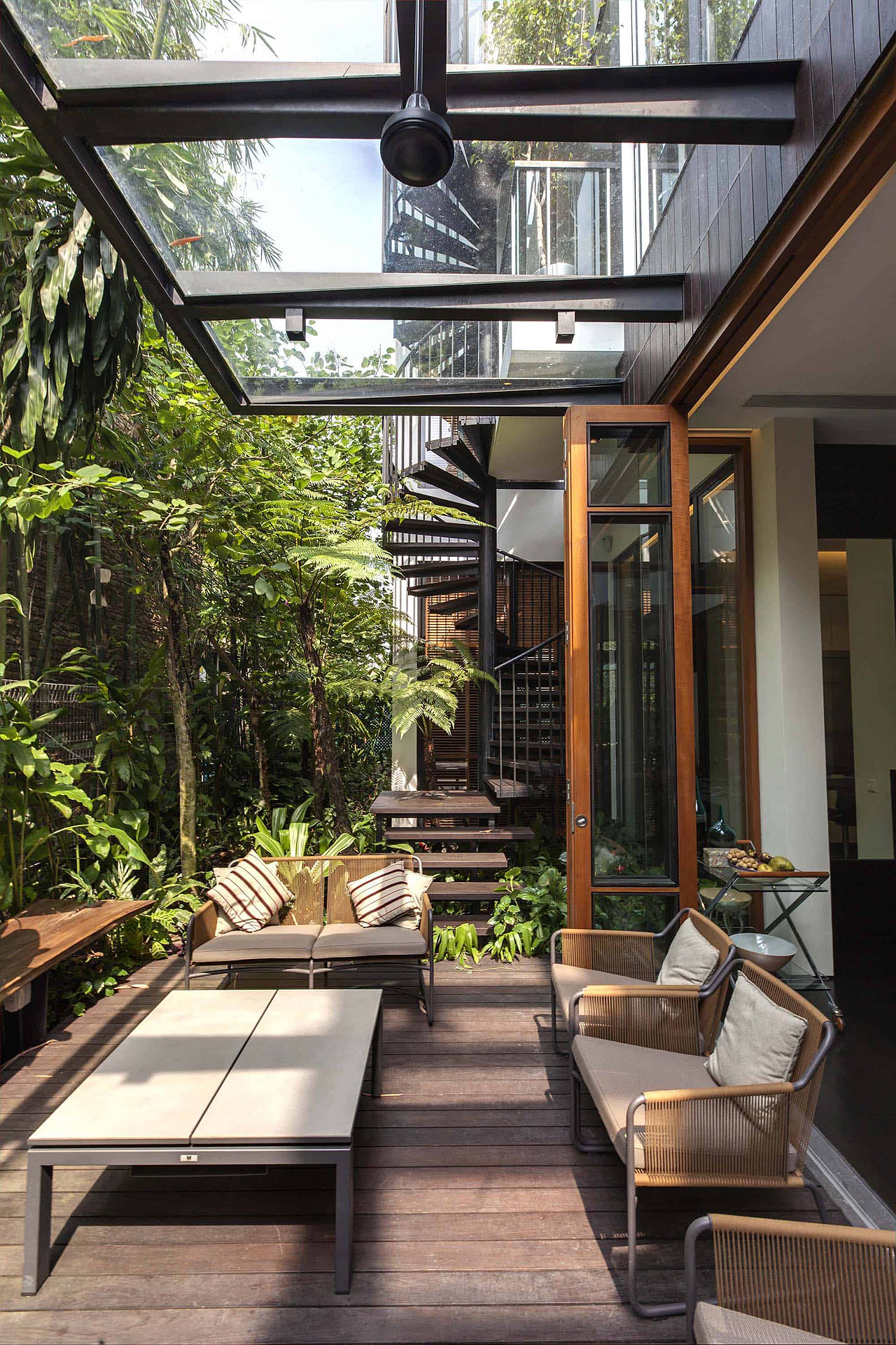 Modern-Outdoor-Patio-Design-Narrow-Space-Glass-Pergola-Seating-Open-Space