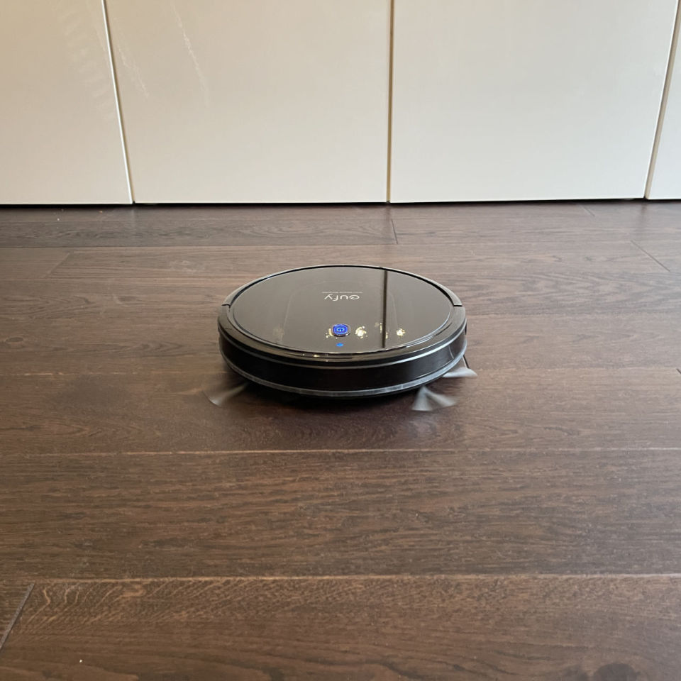 eufy RoboVac G10 Hybrid-in-action