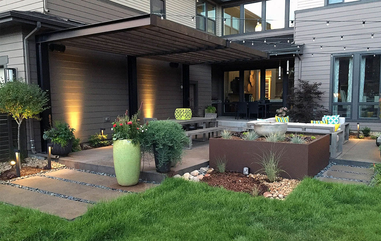 Modern-Backyard-Dining-Terrace-Seating-Area-Design