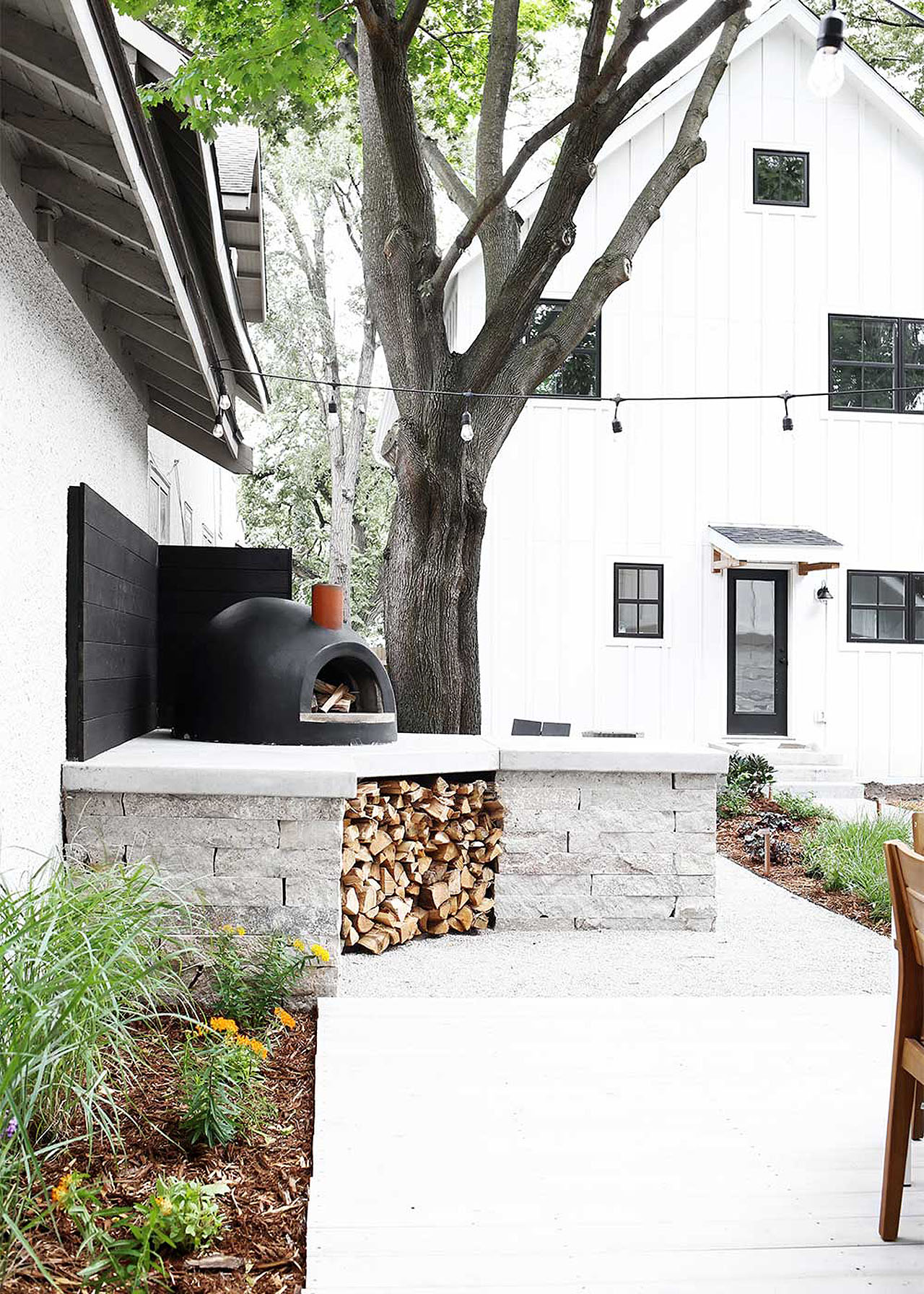 Modern-Backyard-Outdoor-Seating-Area-and-Oven
