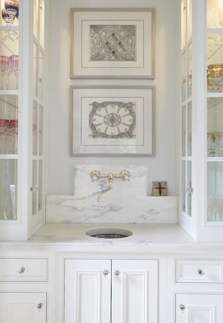 Wet bar in a butlers pantry – Photo by contentinacottage
