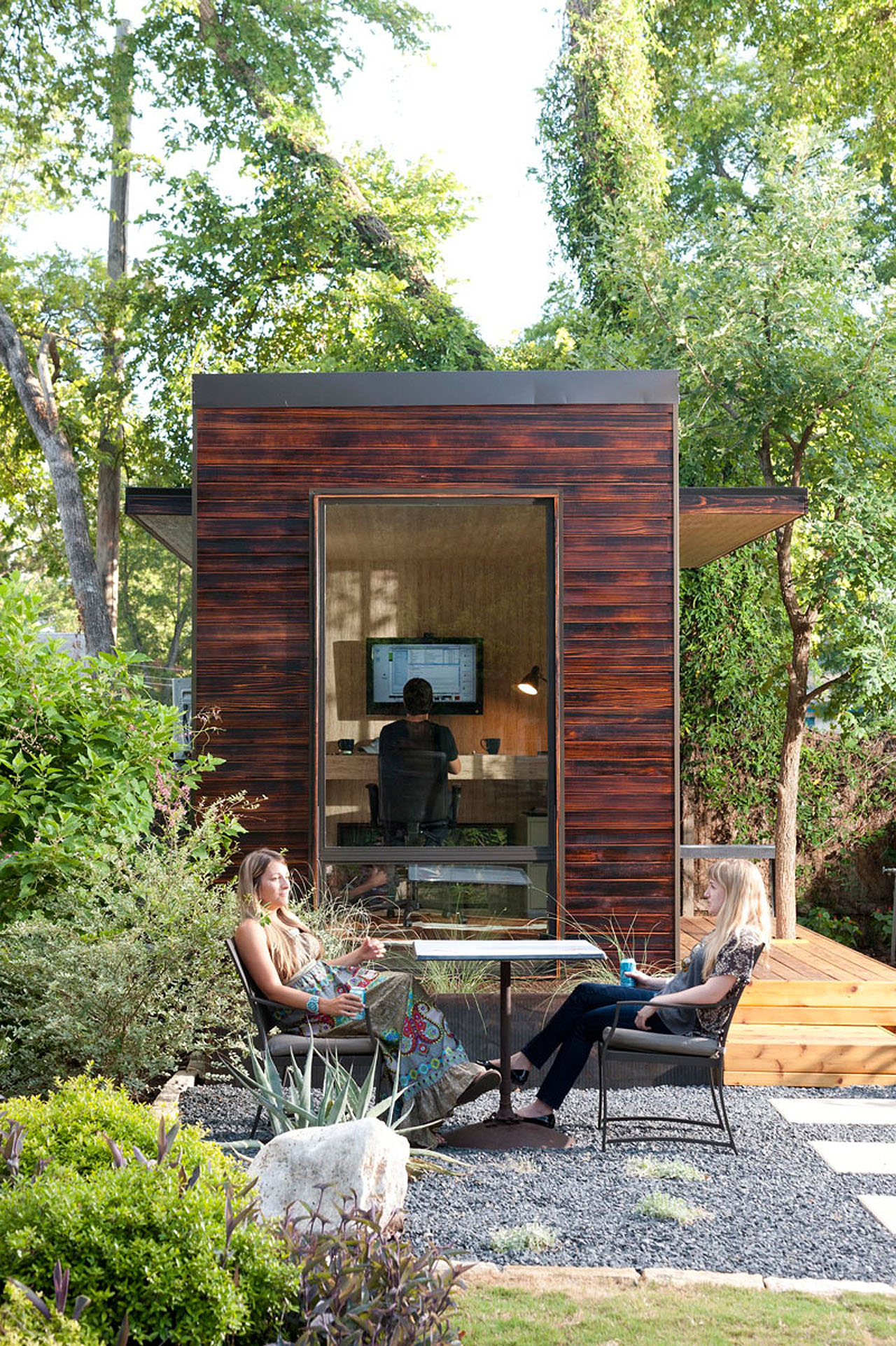 Modern-Backyard-Sett-Studio-Working-from-the-Backyard