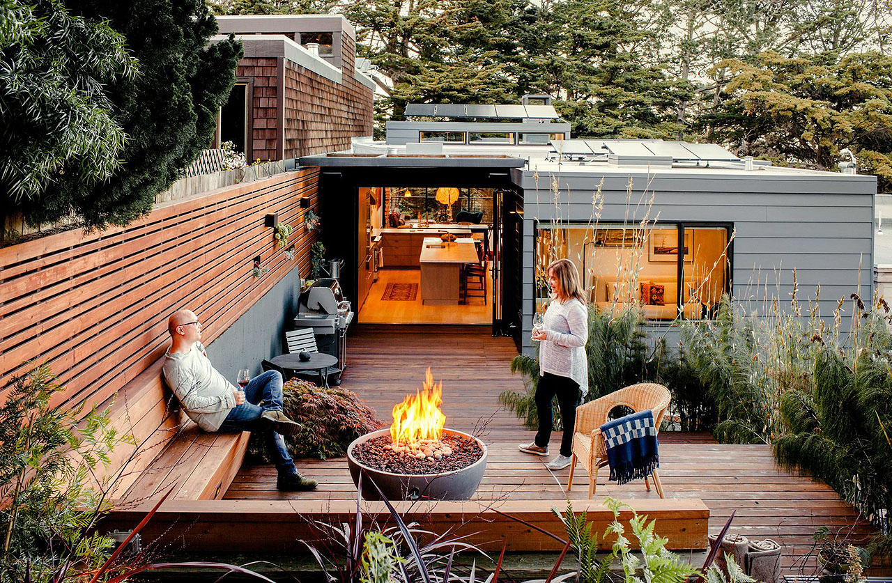 Modern-Backyard-Redwood-Decking-Recessed-Planters-Punctuate-a-Garden-Wall