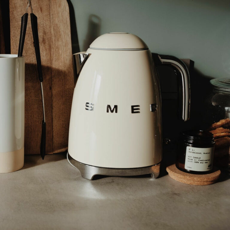 SMEG-Kettle-SQ-768x768