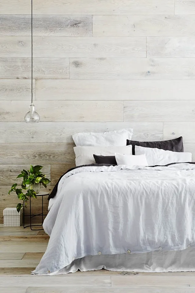 Chambre-chalet-style-scandinave-parquet-white-wooden-panels-seaside